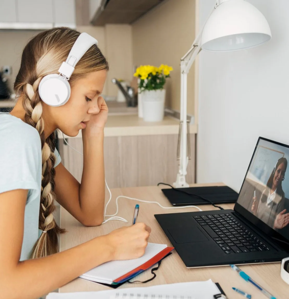Gymnasieelev modtager online eksamenshjælp i tysk hjemmefra med headset
