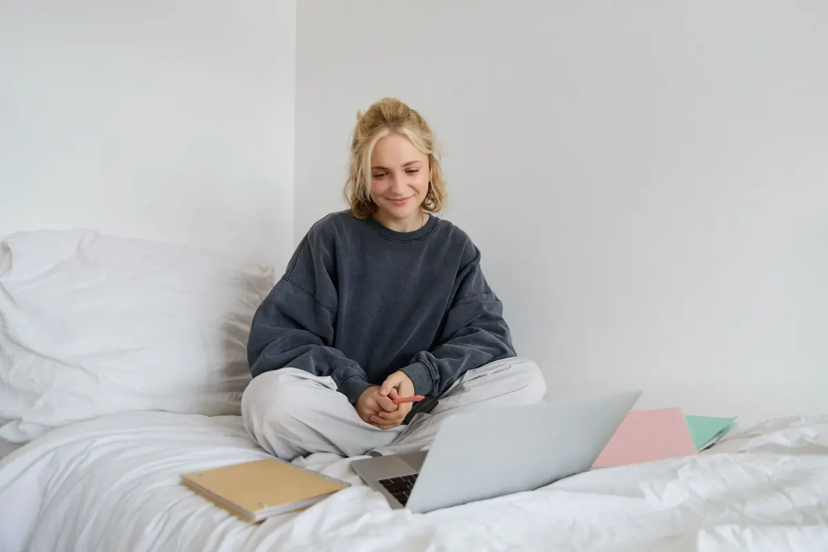 Gymnasieelev studerer tysk online