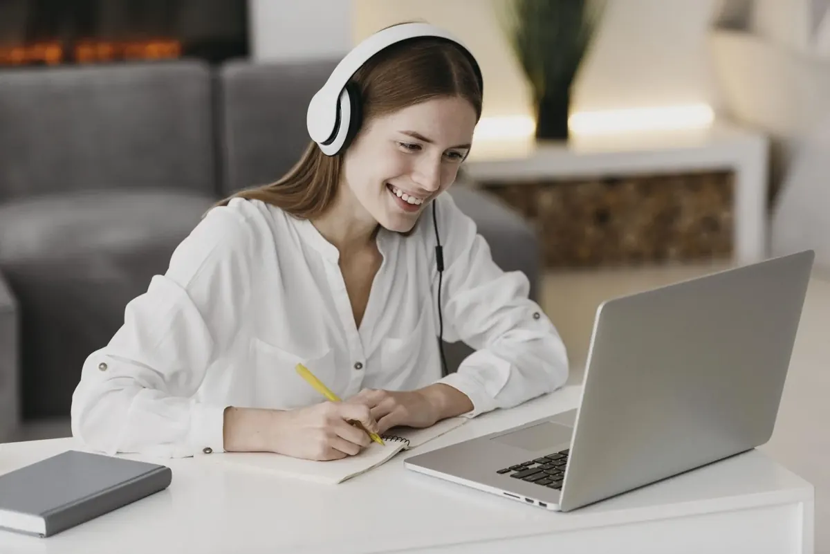 Underviser taler med elev online